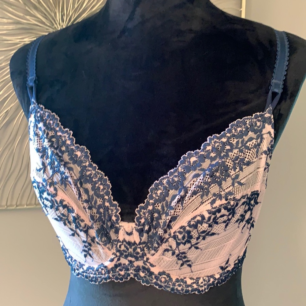 Wacoal bra, size 36C.